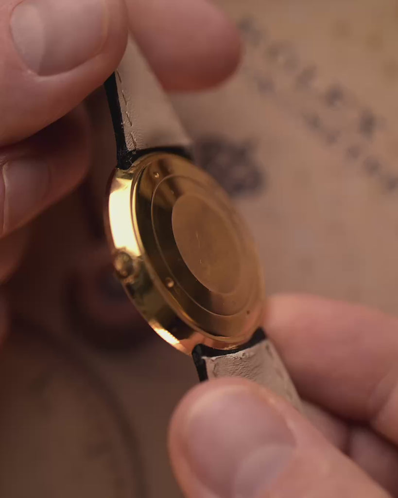 Orologio vintage Rolex Precision 9919, oro 18 carati, quadrante grigio, cassa Disco Volante, al polso, sfondo sfocato, video dei dettagli