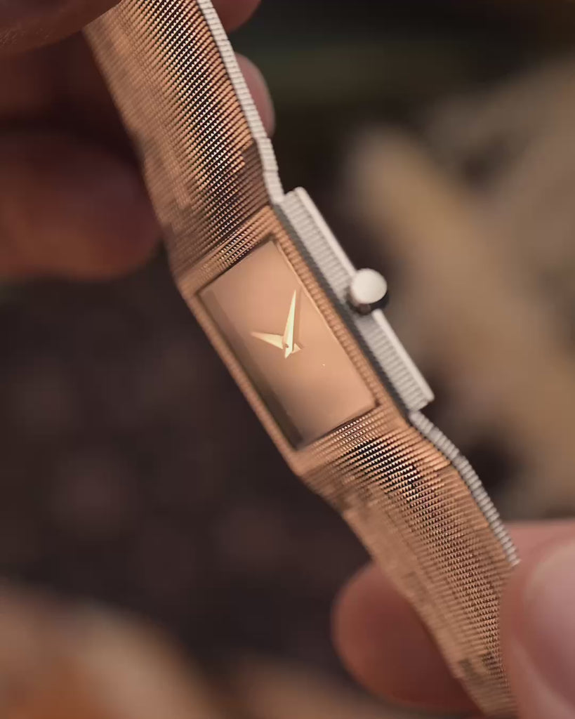Primo piano di un orologio Piaget vintage 9131 Lapislazuli in oro bianco 18 carati degli anni Settanta.