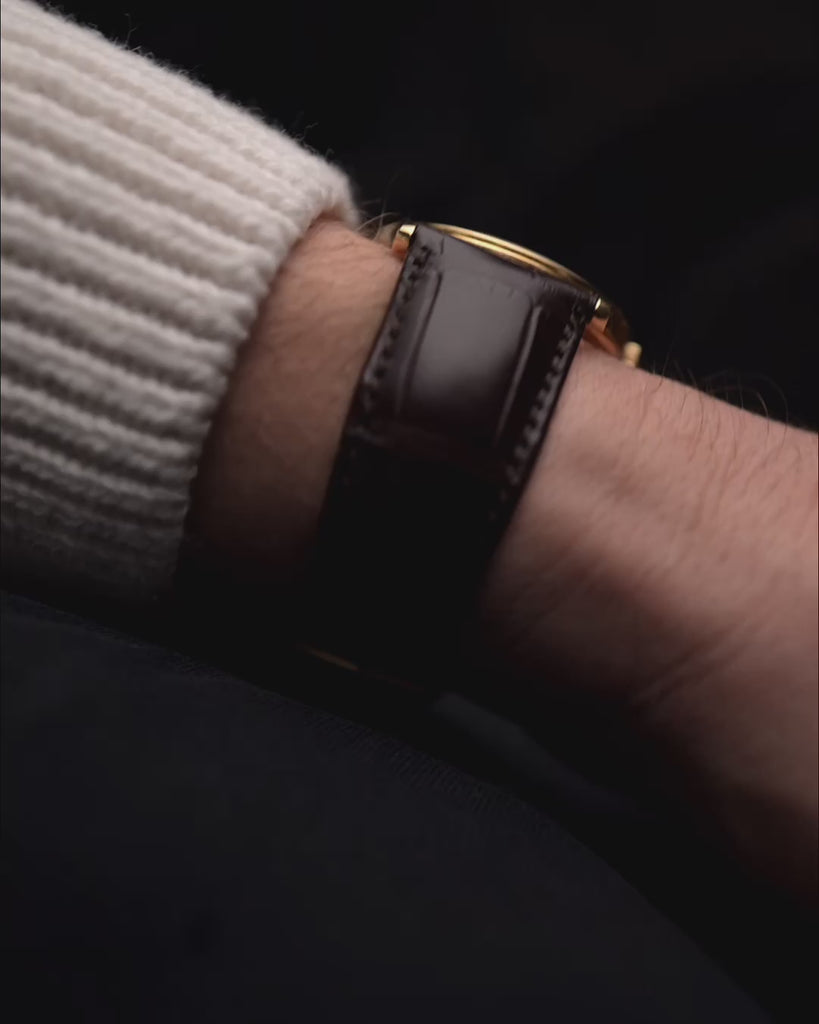  Patek Philippe Calatrava 5196, con cassa in oro giallo 18 carati da 37 mm, quadrante argentato con finitura vellutata e fibbia originale in oro al polso