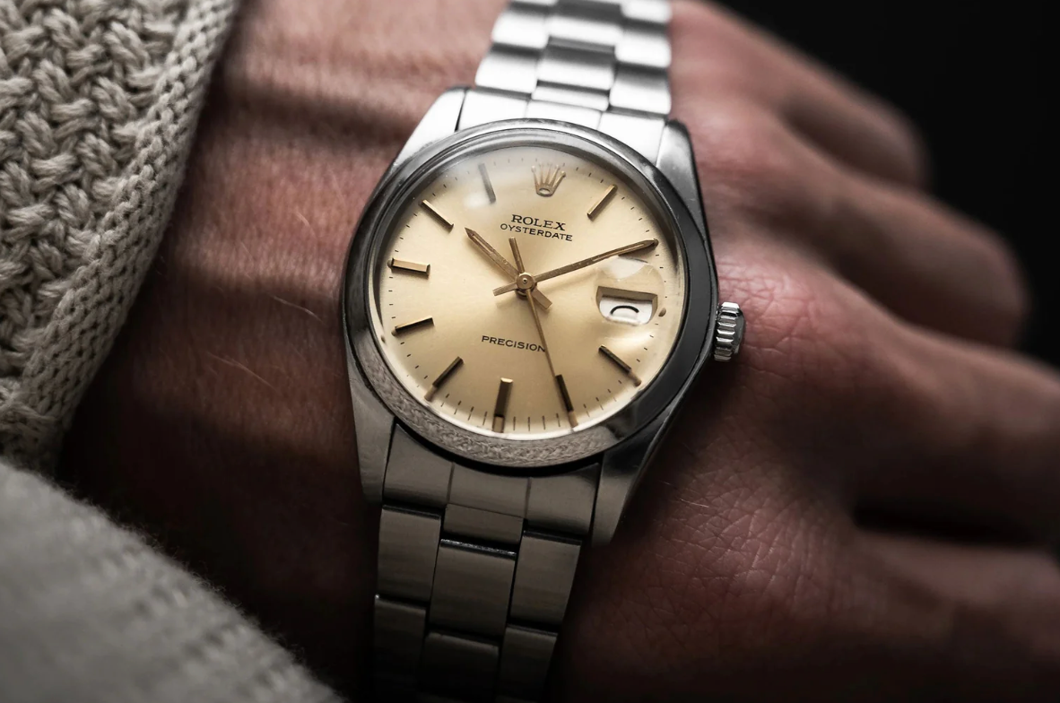 Rolex argento con quadrante champagne e bracciale in acciaio.