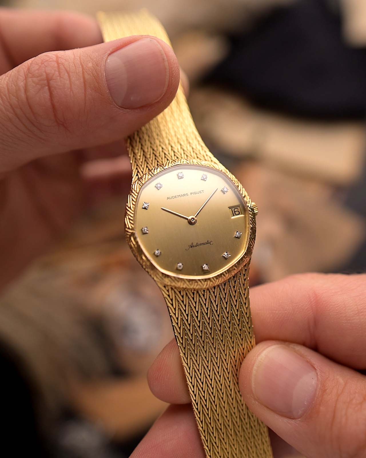 Audemars Piguet Audemars Piguet 18K 黃金鑲鑽自動腕錶，來自 1980 年代。31.5 毫米、18K 黃金、自動上鏈機芯、無瑕金色錶盤、11 顆鑽石時標和整合式黃金錶鏈。