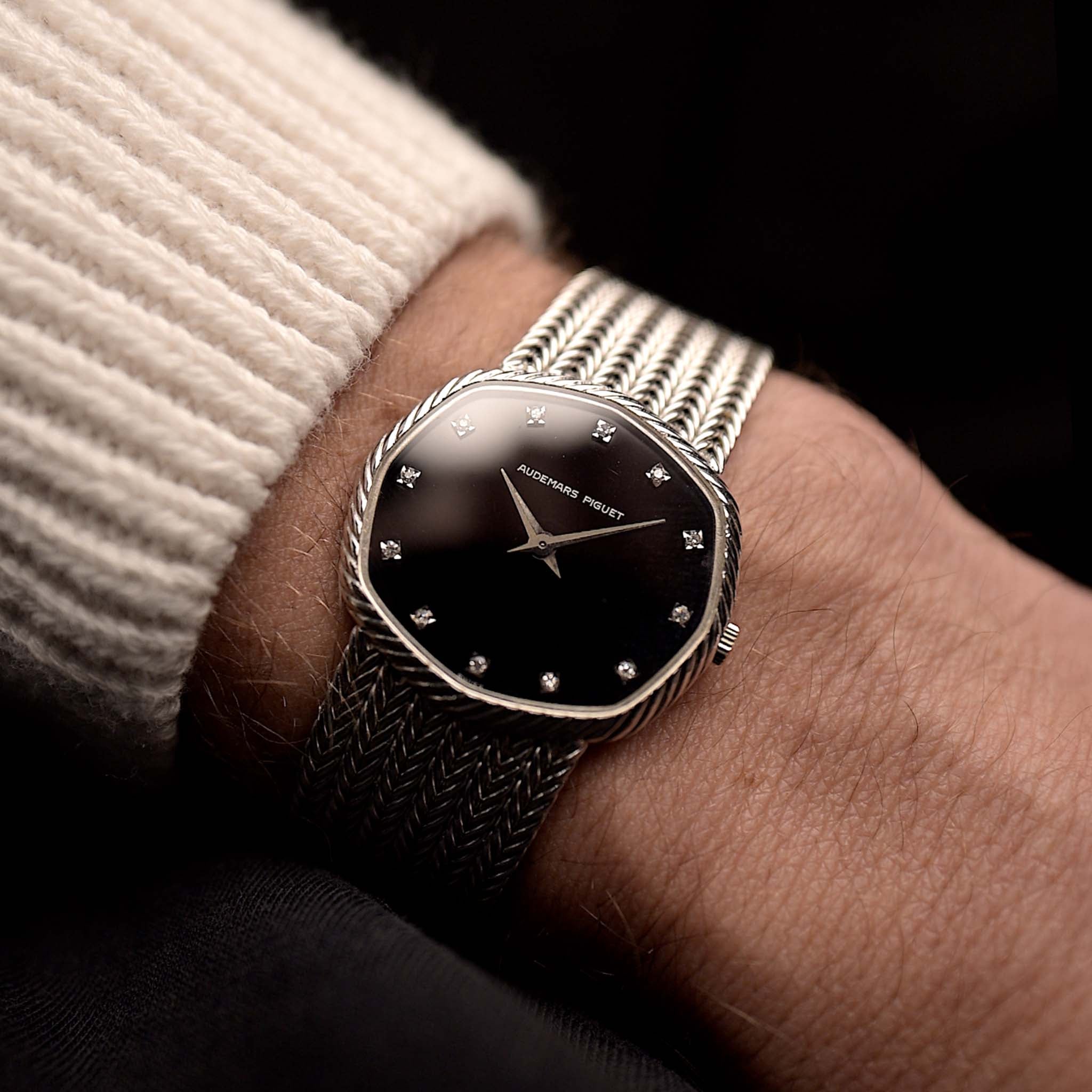 1970 年代愛彼八角形黑鑽腕錶照片。31.5mm 18K 白金錶殼，配 2003 型手動上鏈機芯，黑色錶盤上鑲有鑽石刻度，18K 可調式錶鏈。