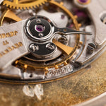 Audemars Piguet 八角形雙色 18K 腕錶的特寫照片，來自 1980 年代。30mm 18K 黃金錶殼、金色砂金石錶盤、手動上鏈機芯和黃金錶鏈。