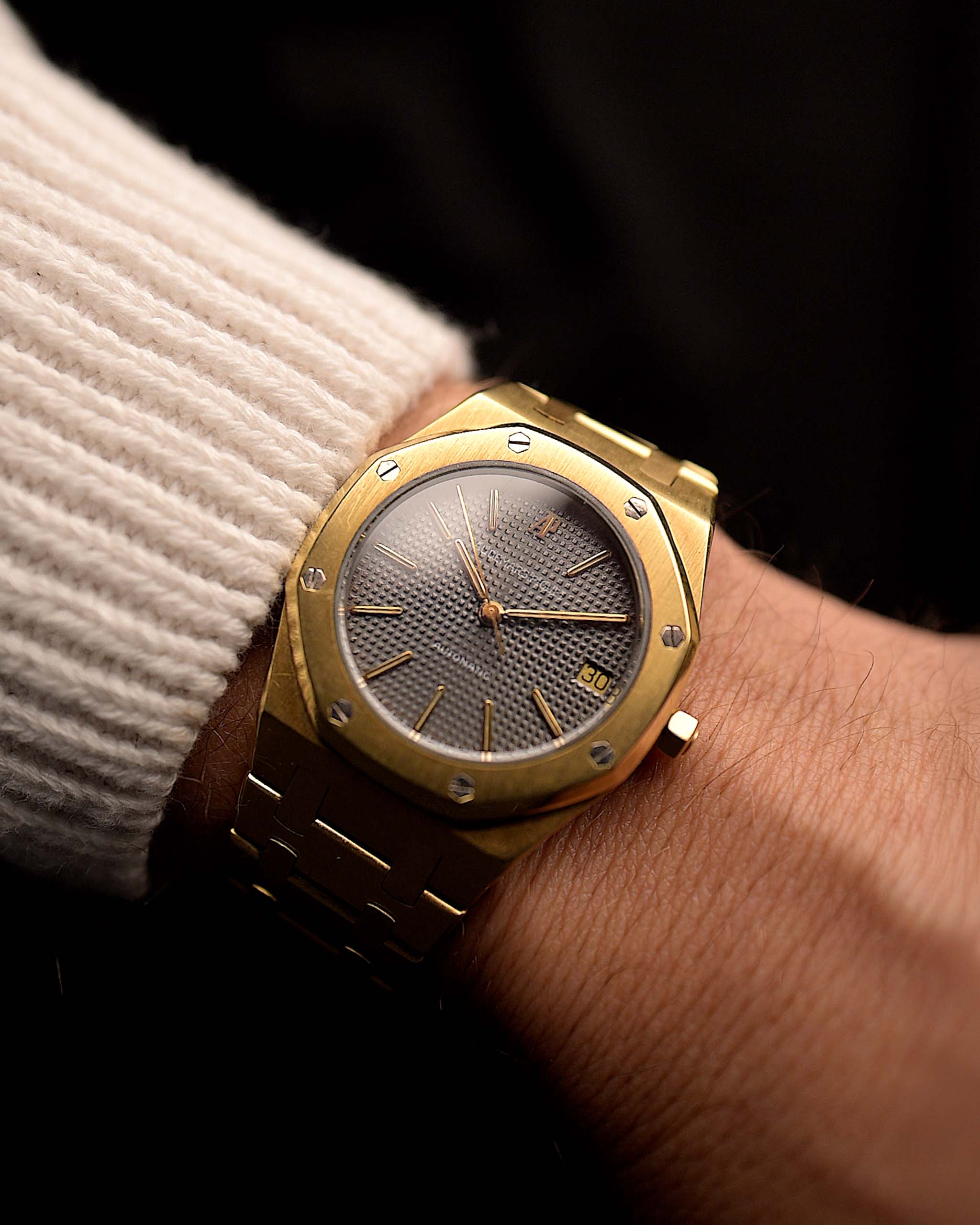 愛彼皇家橡樹Ref 4100BA腕錶，1979年製造。35毫米，18K黃金機芯，配2123自動機芯，灰色滾釘錶盤和金錶鏈。