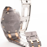 愛彼 Royal Oak 56175 Tantalum Rose 1980s 腕錶特寫。33mm 配備鉭金和玫瑰金錶殼、石英機芯、板岩灰色錶盤和鉭金/玫瑰金錶鏈。