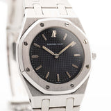 1980 年代愛彼 Royal Oak 6008ST 腕錶的特寫照片。不銹鋼、30 公釐，搭配原裝黑色 tapisserie 表盤和石英機芯。