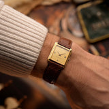 Vintage Audemars Piguet Square 腕錶，18K 金，金色緞面錶盤，皮革錶帶，模糊背景