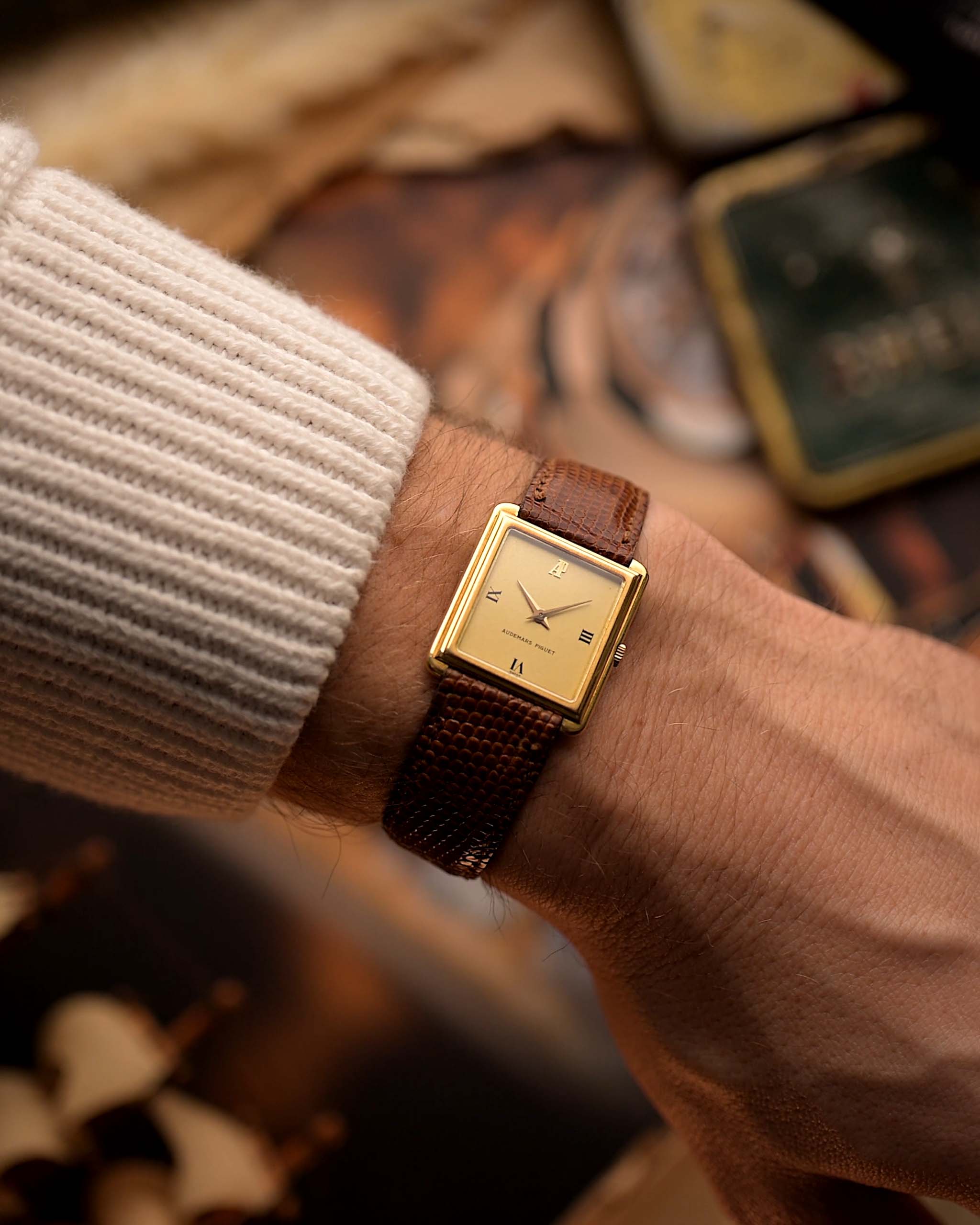 Vintage Audemars Piguet Square 腕錶，18K 金，金色緞面錶盤，皮革錶帶，模糊背景