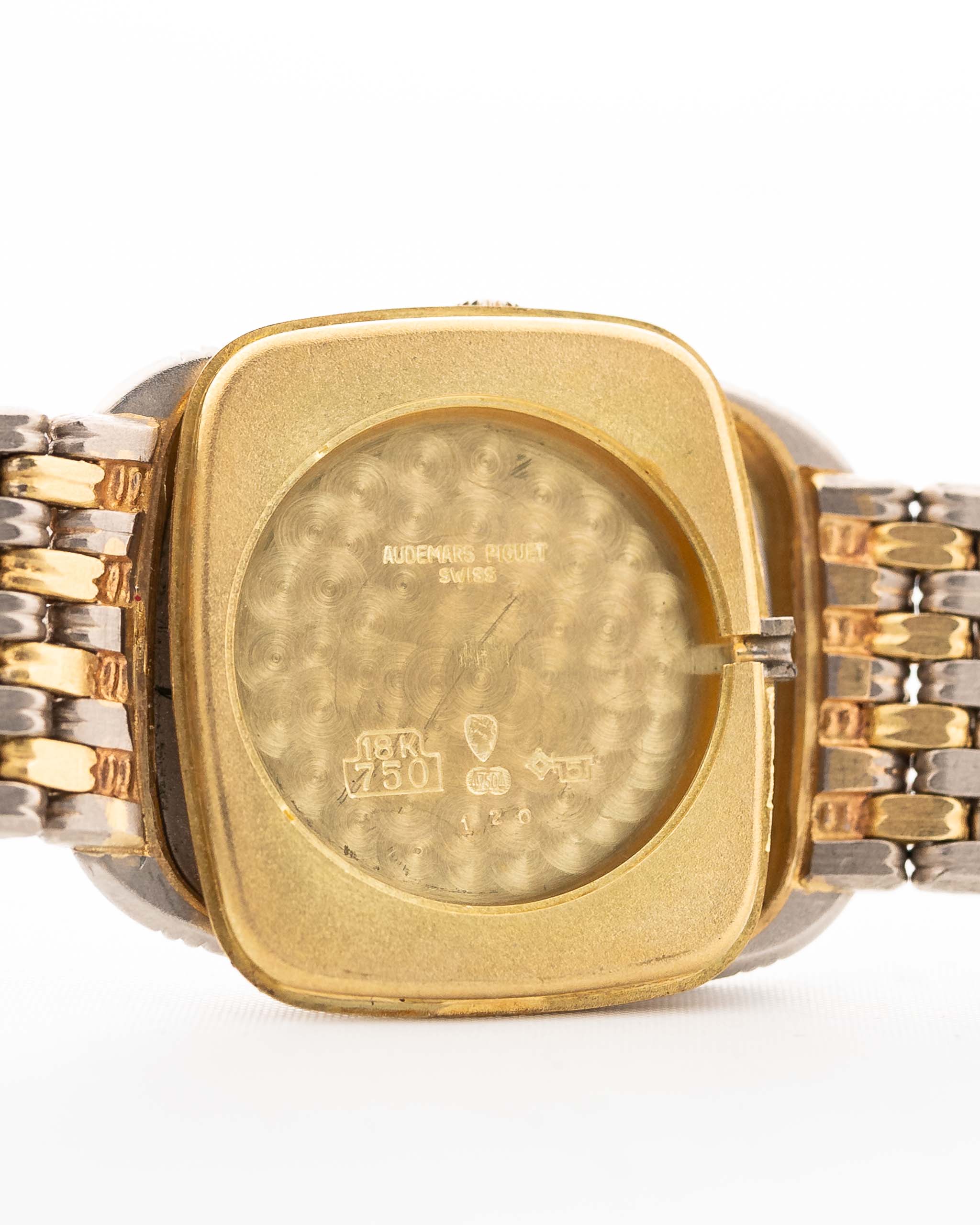 1980年代的古董愛彼雙色矩形腕錶特寫照片。28mm 18K 雙色金, 手動上鏈機芯, 銀色閃爍錶盤, 可調節錶鏈長達 19.5cm .