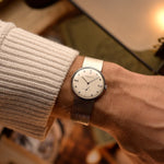 Vintage Audemars Piguet 5139BC 腕錶，18K 白金，銀色鑽石錶盤，手動機芯，戴在手腕上，背景模糊