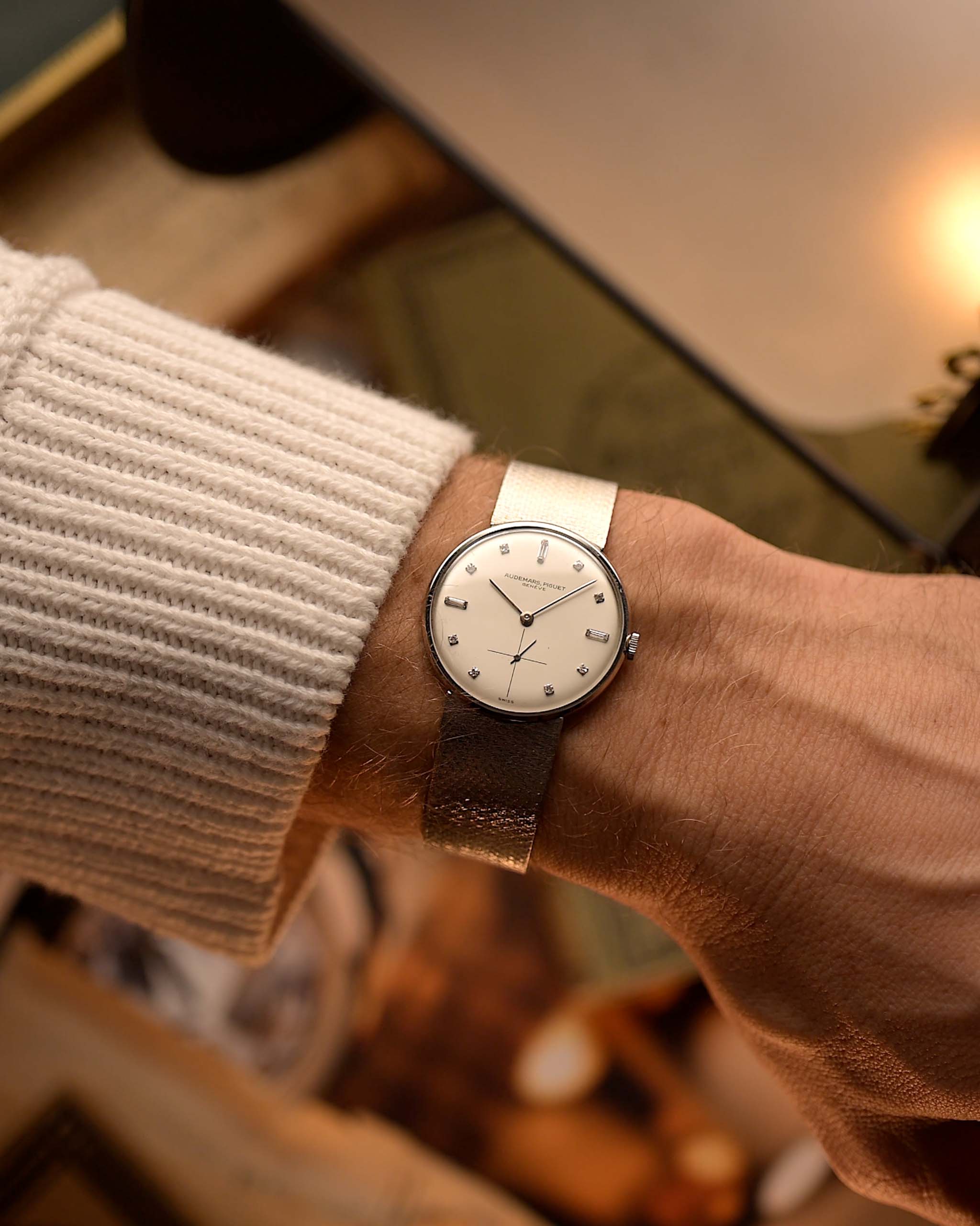 Vintage Audemars Piguet 5139BC 腕錶，18K 白金，銀色鑽石錶盤，手動機芯，戴在手腕上，背景模糊