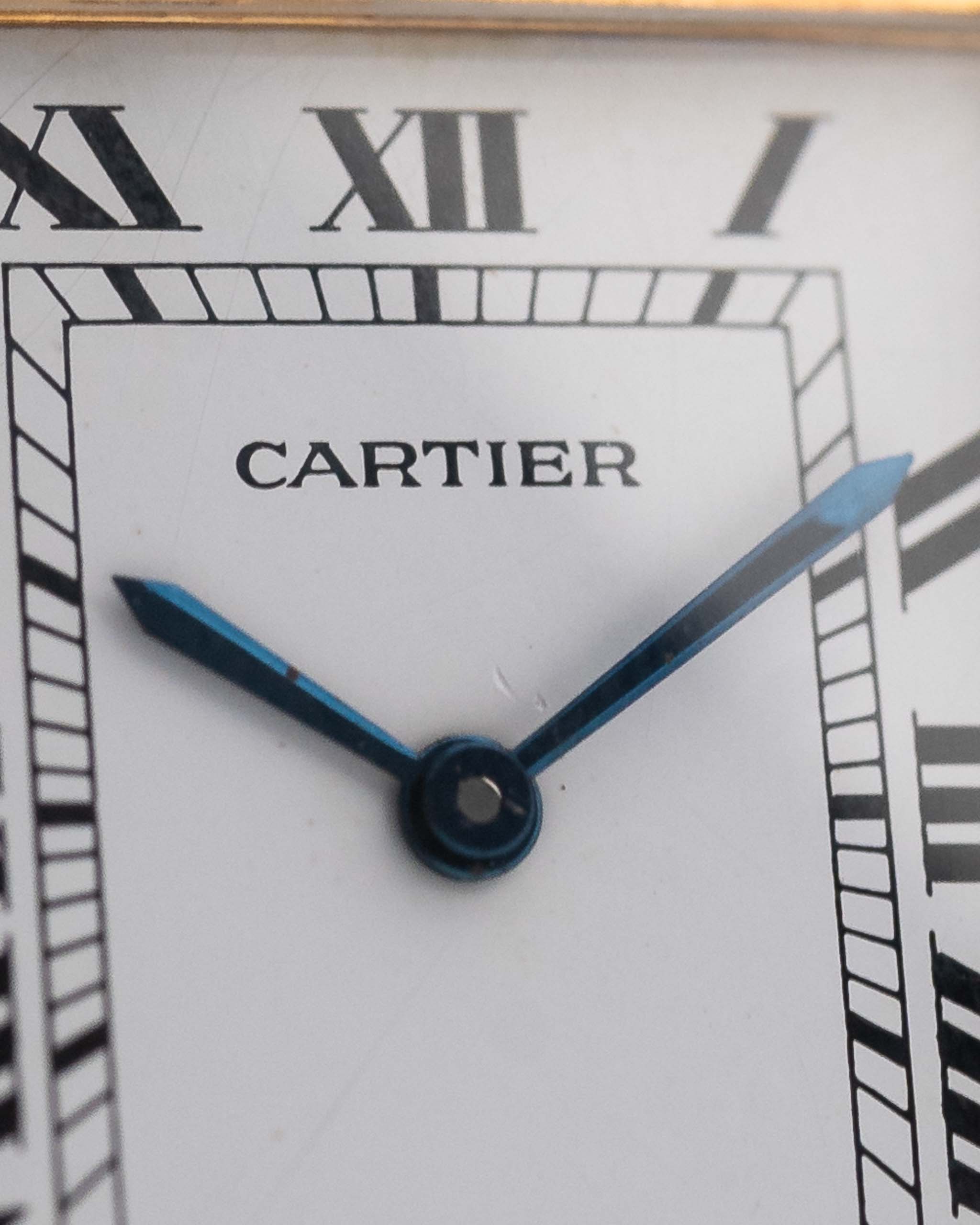 復古 Cartier Tank Louis 腕錶錶盤特寫，18K 黃金，白色錶盤，手動機芯