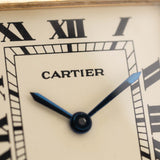 1970 年代的古董 Cartier Tank Louis 78086 Paris 表盤特寫。23x30mm 18K 黃金錶殼、手動上鏈機芯、無瑕象牙白錶盤、指針和皮革錶帶。