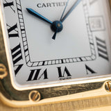 1980 年代的經典 Cartier Santos Carrée 2964 腕錶特寫照片。狀態極佳，27 毫米黃金錶殼，配自動機芯，原裝白色錶盤和黃金錶鏈。