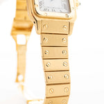 1980 年代的經典 Cartier Santos Carrée 2964 腕錶特寫照片。狀態極佳，27 毫米黃金錶殼，配自動機芯，原裝白色錶盤和黃金錶鏈。