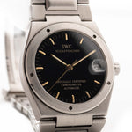IWC 工程師 3521 Black 2000 搭配黑色錶盤、不銹鋼錶殼和原裝精鋼錶鏈特寫