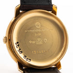 經典 IWC de Luxe 18K 1959 自動腕錶錶殼特寫。35毫米，配18K黃金錶殼、8531自動機芯，無瑕派盤錶盤和皮革錶帶。