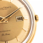 古董 IWC de Luxe 18K 1959 自動上鏈錶盤特寫。35毫米，配備18K黃金錶殼、8531自動機芯，無瑕派盤錶盤和皮革錶帶。