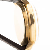 經典 IWC de Luxe 18K 1959 自動腕錶錶殼特寫。35毫米，配18K黃金錶殼、8531自動機芯，無瑕派盤錶盤和皮革錶帶。