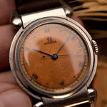 Vintage Omega Big Scarab Copper 1939 腕錶，35 公釐不銹鋼錶殼，銅色鏽蝕原裝錶盤，手動上鏈機芯，握在手中