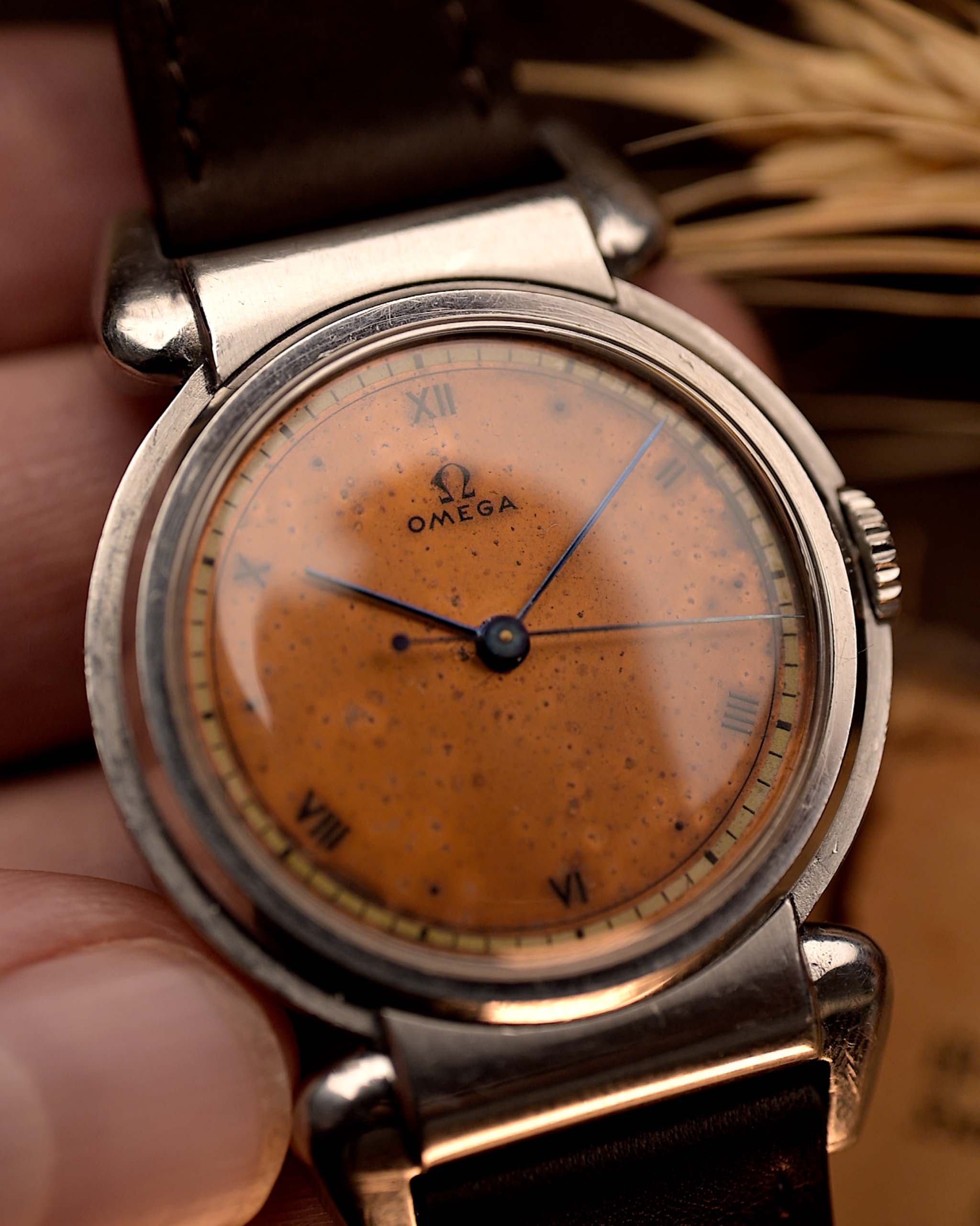Vintage Omega Big Scarab Copper 1939 腕錶，35 公釐不銹鋼錶殼，銅色鏽蝕原裝錶盤，手動上鏈機芯，握在手中