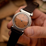 Vintage Omega Big Scarab Copper 1939 腕錶，35 公釐不銹鋼錶殼，銅色鏽蝕原裝錶盤，手動上鏈機芯，皮錶帶，可握在手中