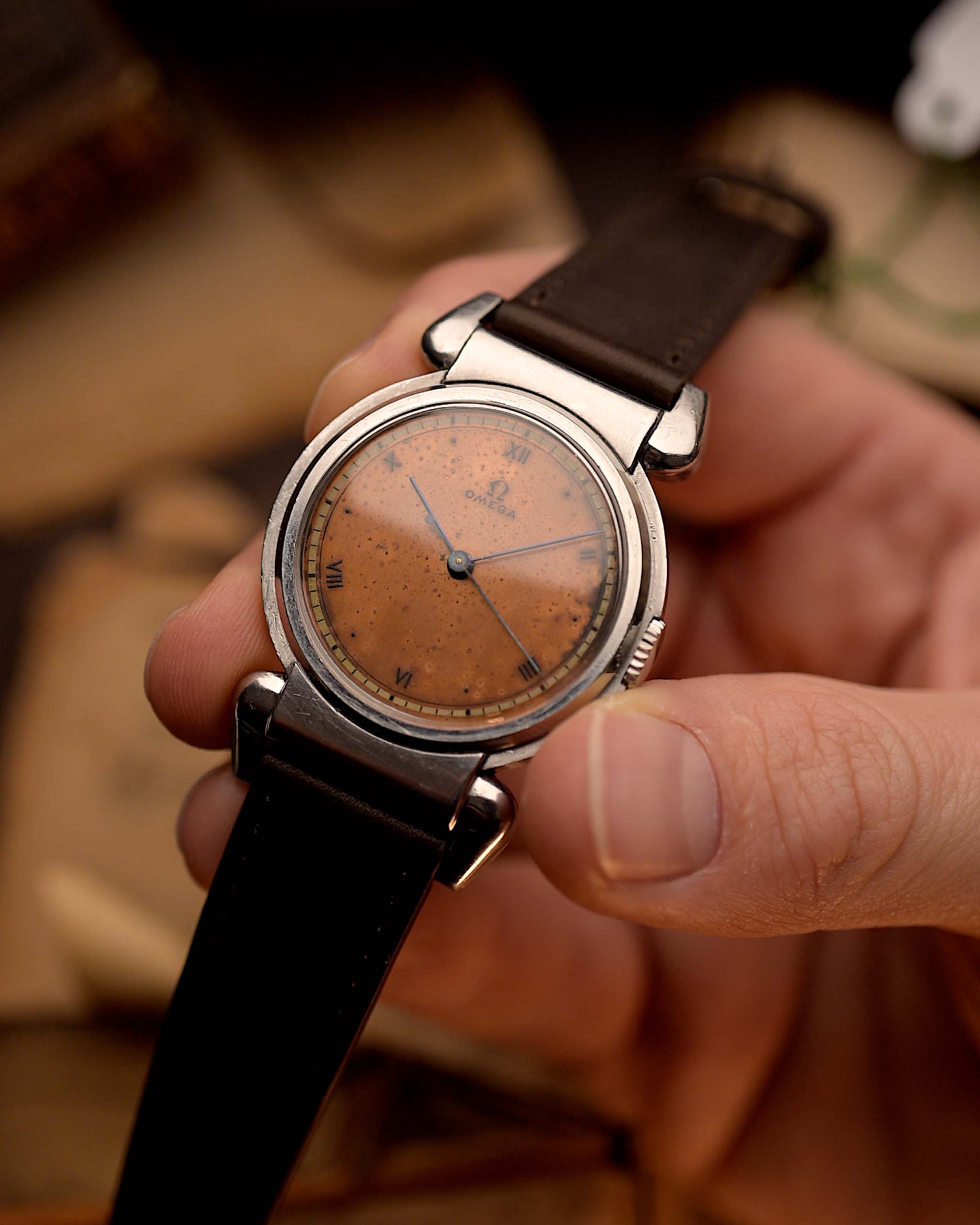 Vintage Omega Big Scarab Copper 1939 腕錶，35 公釐不銹鋼錶殼，銅色鏽蝕原裝錶盤，手動上鏈機芯，皮錶帶，可握在手中