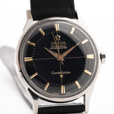 1961 年的 Omega Constellation 14900 Pie Pan Black 特寫照片。34mm 精鋼錶殼，搭載 551 自動天文台機芯，原裝黑色餡餅盤錶盤和真皮錶帶。