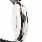 1961 年的 Omega Constellation 14900 Pie Pan Black 特寫照片。34mm 精鋼錶殼，搭載 551 自動天文台機芯，原裝黑色餡餅盤錶盤和真皮錶帶。