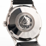 1961 年的 Omega Constellation 14900 Pie Pan Black 特寫照片。34mm 精鋼錶殼，搭載 551 自動天文台機芯，原裝黑色餡餅盤錶盤和真皮錶帶。