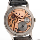 1952 年的 Omega Jumbo 2272 Sub Second Steel Rose 機芯特寫照片。38mm 不銹鋼錶殼，配備手動上鏈機芯，原裝香檳色錶盤和原裝真皮錶帶。