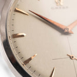 1952 年的 Omega Jumbo 2272 Sub Second Steel Rose 特寫照片。38毫米不銹鋼錶殼，配手動上鏈機芯，原裝香檳色錶盤和原裝真皮錶帶。