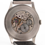 1935年機芯的古董 Omega Jumbo Radium 特寫。37.5 毫米，不銹鋼錶殼、手動上鏈機芯、原裝銀色鐵道錶盤和皮革錶帶。