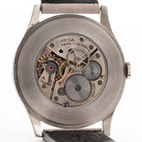 1935年機芯的古董 Omega Jumbo Radium 特寫。37.5 毫米，不銹鋼錶殼、手動上鏈機芯、原裝銀色鐵道錶盤和皮革錶帶。