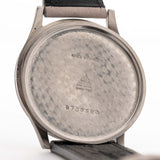 1935 年的古董 Omega Jumbo Radium 表殼特寫。37.5 毫米，不銹鋼錶殼、手動上鏈機芯、原裝銀色鐵道錶盤和皮革錶帶。