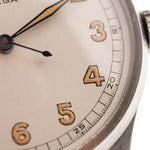 1935年的古董 Omega Jumbo Radium 銀色鐵路錶盤特寫。37.5 毫米，不銹鋼錶殼、手動上鏈機芯、原裝銀色鐵路錶盤和皮革錶帶。
