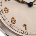 1935年的古董 Omega Jumbo Radium 銀色鐵路錶盤特寫。37.5 毫米，不銹鋼錶殼、手動上鏈機芯、原裝銀色鐵路錶盤和皮革錶帶。