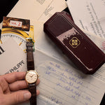 1990 年代百達翡麗 3923 Calatrava 錶盒及文件特寫。32mm 18K 黃金錶殼，配手動上鏈機芯，Sigma 錶盤和 18K 金錶扣。