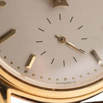 1990 年代百達翡麗 3923 Calatrava 錶盤特寫。32mm 18K 黃金錶殼，手動上鏈機芯，Sigma 錶盤，原裝真皮錶帶和 18K 黃金錶扣。