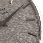 1970 年代 Piaget 12401 Automatic 18k TV Bark 腕上特寫照片。32.5毫米，18K白金錶殼、自動上鏈機芯、白金錘紋錶盤和整合式18K.
