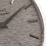 1970 年代 Piaget 12401 Automatic 18k TV Bark 腕上特寫照片。32.5毫米，18K白金錶殼、自動上鏈機芯、白金錘紋錶盤和整合式18K.