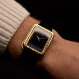 古董 Piaget 74121 腕錶，18K 黃金，藍色 Hawk's Eye 錶盤，長方形錶殼，石英機芯，黑色背景