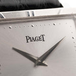 1970 年代 Piaget Protocole 927 18K 白金腕錶特寫照片。25mm 18K 白金腕錶，配備手動上鏈機芯，銀色太陽紋錶盤和原裝黑色真皮錶帶。