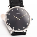 1990 年代 Piaget Altiplano 9025 鑽石 18K 灰色復古腕錶特寫。33mm 18K 白金錶殼，配手動上鏈機芯，深灰色陽光紋錶盤，鑲鑽時標，黑色真皮錶帶。