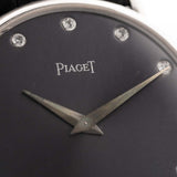1990 年代的 Piaget Altiplano 9025 鑽石 18K 灰色錶盤特寫。33mm 18K 白金錶殼，手動上鏈機芯，深灰色陽光紋錶盤，鑲鑽時標，黑色真皮錶帶。