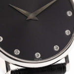 1990 年代的 Piaget Altiplano 9025 鑽石 18K 灰色錶盤特寫。33mm 18K 白金錶殼，手動上鏈機芯，深灰色陽光紋錶盤，鑲鑽時標，黑色真皮錶帶。