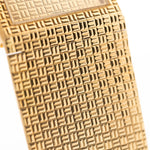 古董 Piaget Polo 7131 C5 腕錶特寫。23mm 18K 黃金錶殼，扭索狀錶盤，整合式 18K 金錶鏈和石英機芯。