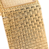 古董 Piaget Polo 7131 C5 腕錶特寫。23mm 18K 黃金錶殼，扭索狀錶盤，整合式 18K 金錶鏈和石英機芯。