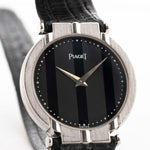 1980 年代的 Piaget Polo 7273 腕錶特寫照片。白金錶殼，27.5 毫米，搭載伯爵 7P 石英機芯，配原裝縞瑪瑙錶盤和真皮錶帶。