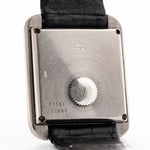 1980 年代的 Piaget Protocole 74101 Onyx 18k Diamond 腕上特寫照片。26mm 18K 白金錶殼搭配鑲嵌 4 顆鑽石的縞瑪瑙錶盤、石英機芯和原裝真皮錶帶。